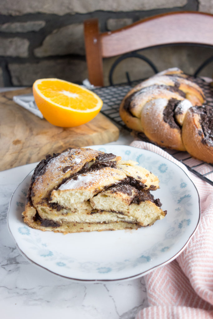 A festive chocolate orange bread wreath made from buttery brioche and filled with dark chocolate, sugar and orange then sprinkled with icing sugar. An insanely good treat at Christmas time!