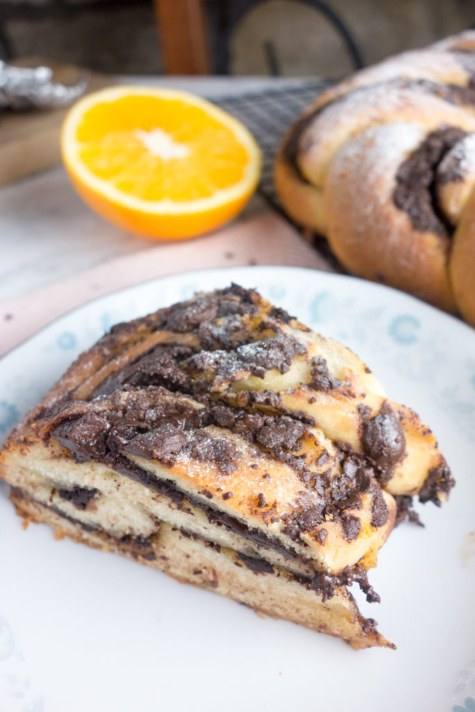 A festive chocolate orange bread wreath made from buttery brioche and filled with dark chocolate, sugar and orange then sprinkled with icing sugar. An insanely good treat at Christmas time!