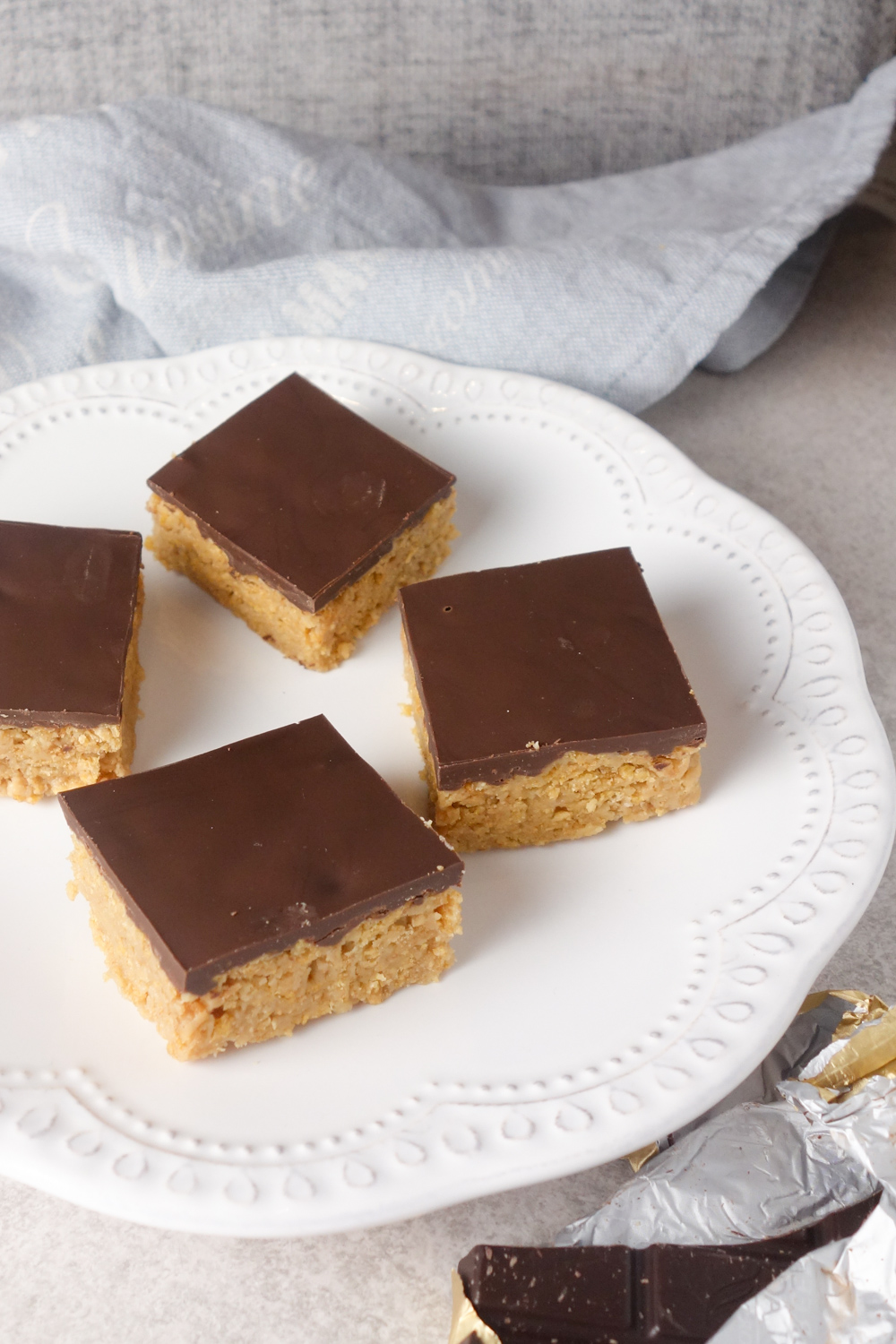 Crunchy Peanut Butter Bars: A super easy, 5 ingredient, no bake recipe for creamy & crunchy chocolate peanut butter bars. SO yum!